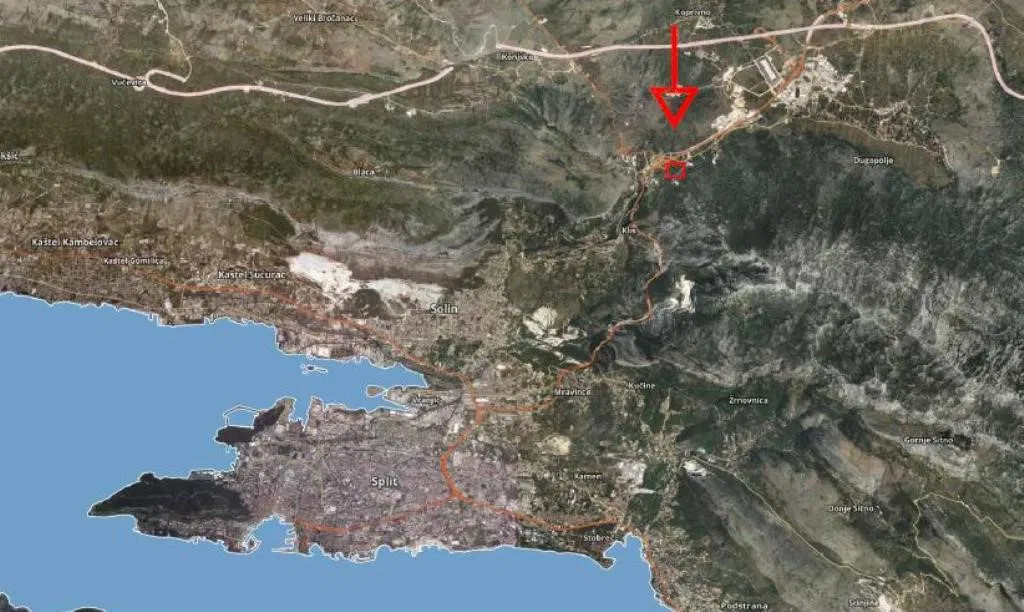 KLIS - GRAĐEVINSKO ZEMLJIŠTE 12.862 m2 U BLIZINI BRZE CESTE