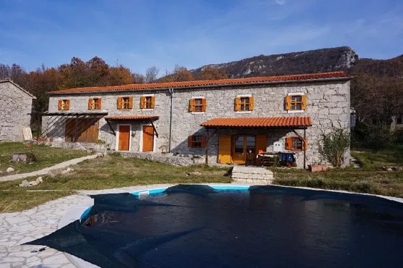 Special rustic house on a large parcel – 3