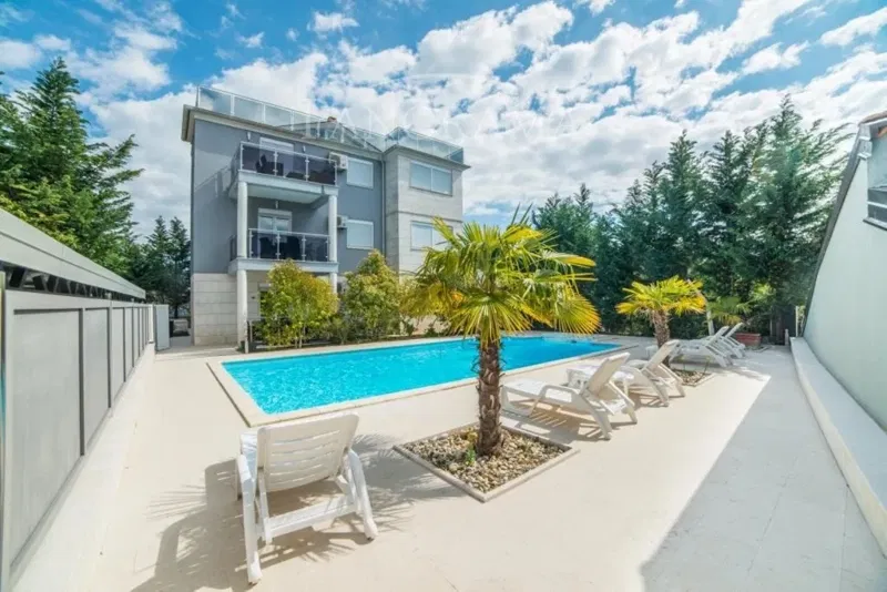 EXCELLENT APARTMENT HOUSE IN A TOP LOCATION – 2