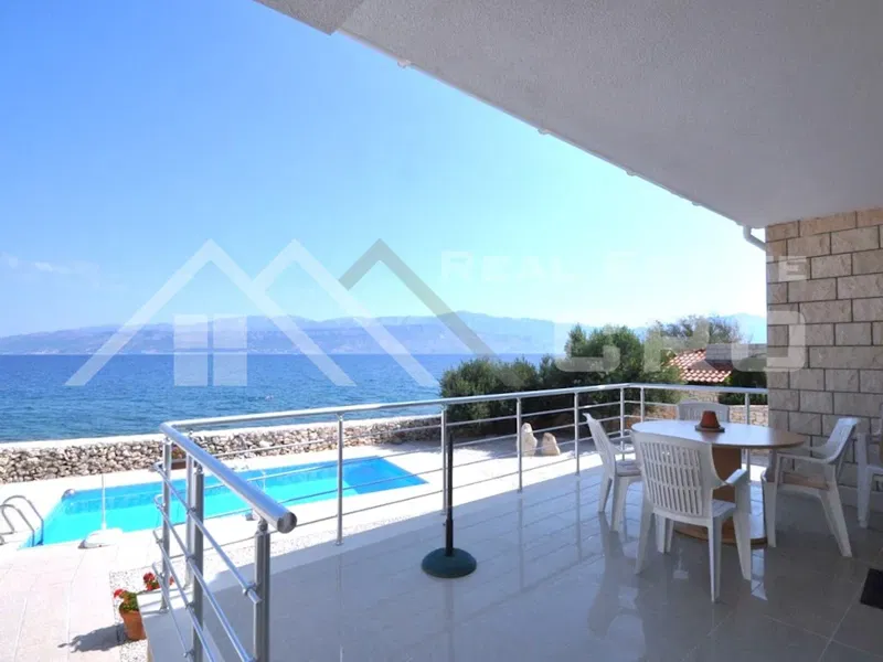 Immobili Brač - Villa arredata in ambiente tranquillo, in prima fila sul mare, in vendita – 2