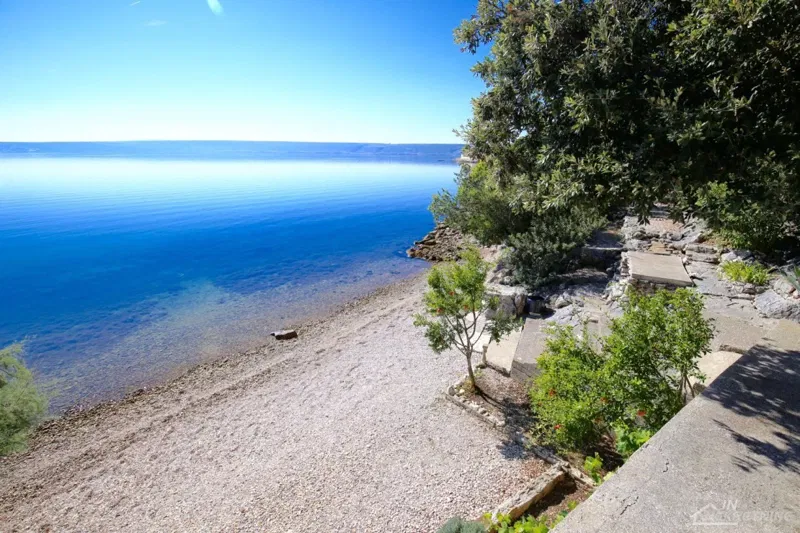 House with 5845 m2 buildin land arround it, first row to the sea, unique location !!! – 2
