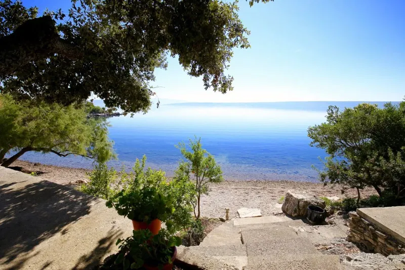 House with 5845 m2 buildin land arround it, first row to the sea, unique location !!! – 3