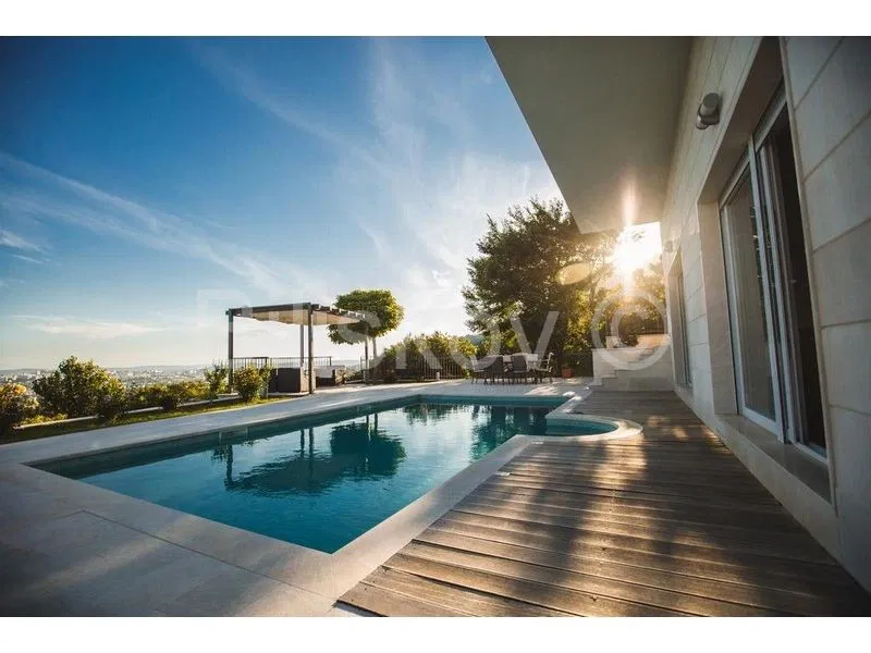 Klis-vila s bazenom i otvorenim pogledom na more i Split