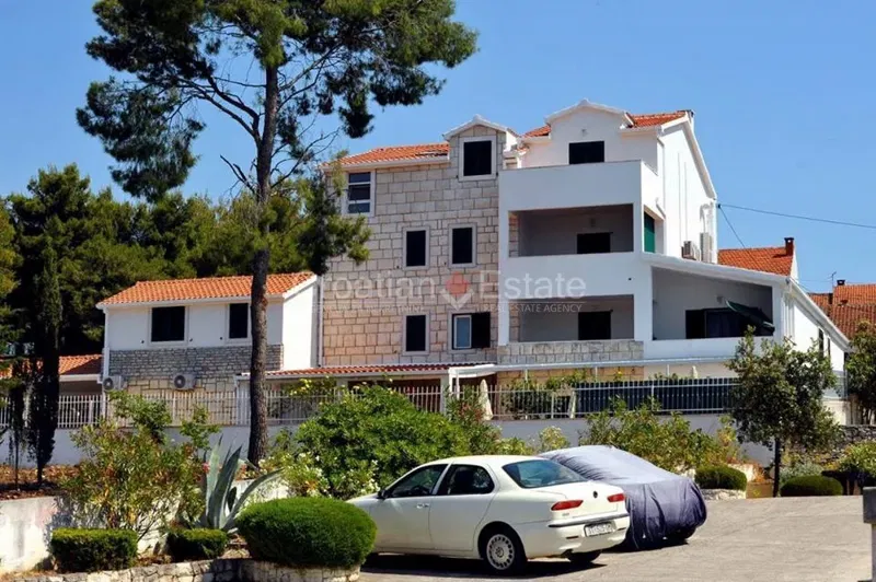 Wyspa Brač, apartamentowa willa z basenem na sprzedaż – 2