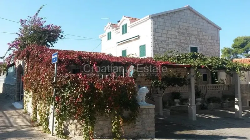Wyspa Brač, apartamentowa willa z basenem na sprzedaż – 3