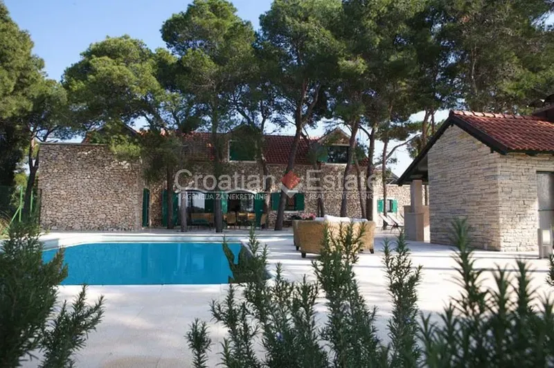 Island Brač, exclusive traditional villa with pool and tennis court for sale – 2