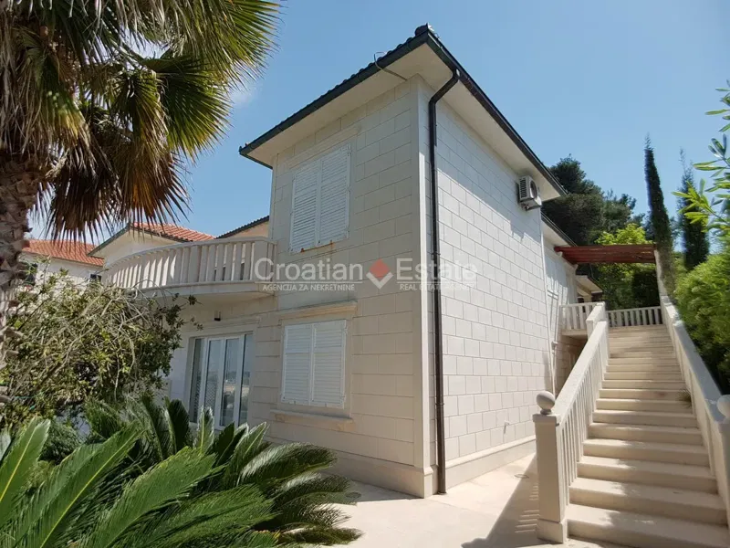 Tengerparti villa medencével eladó – 2