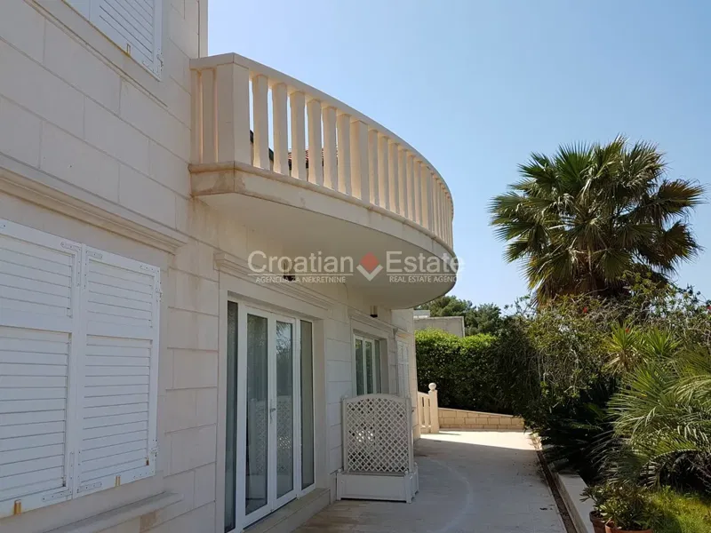 Tengerparti villa medencével eladó – 3