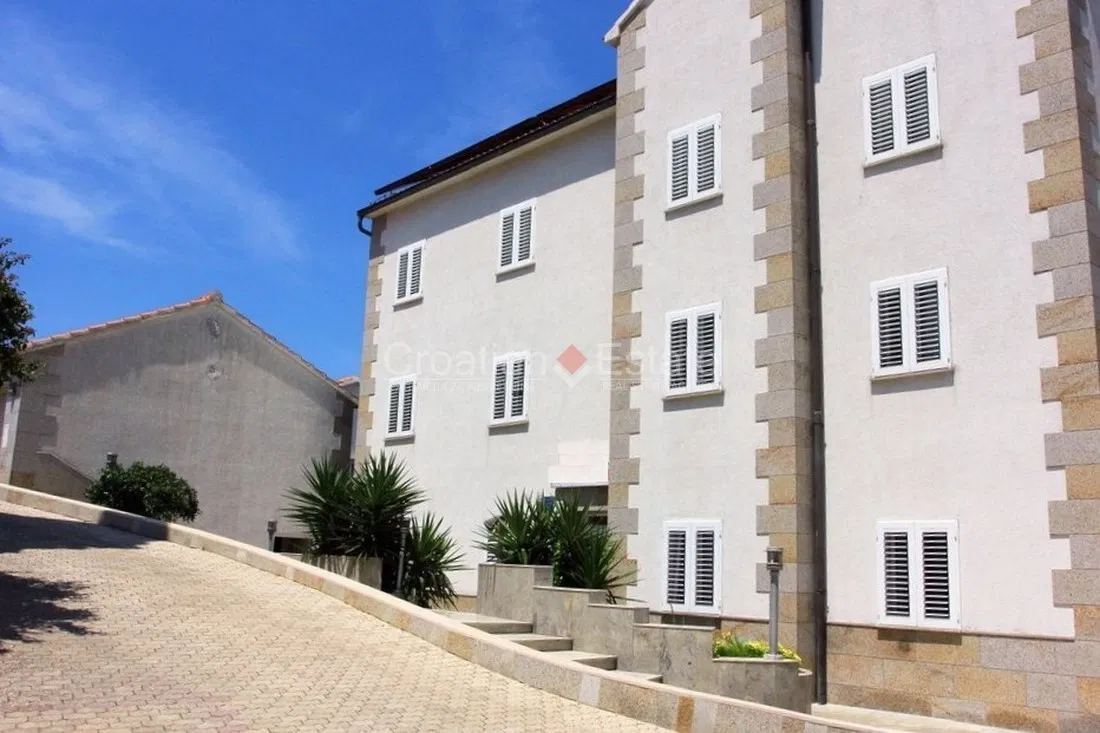 Otok Brač, hotel 150 m od morja naprodaj