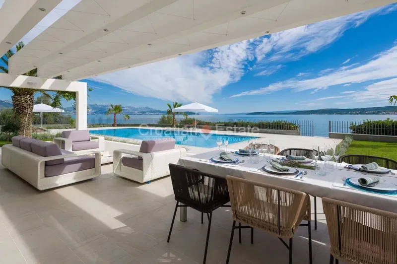 Trogir környéke, új építésű villa medencével a tengerparton, eladó – 2