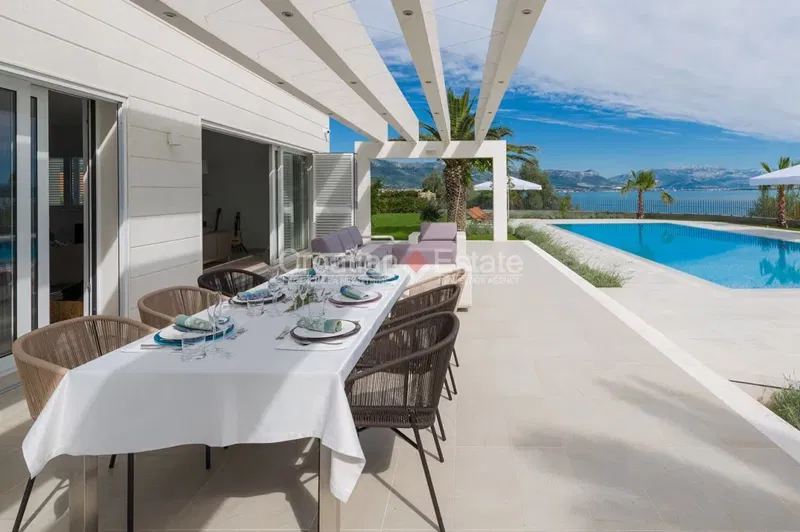 Trogir környéke, új építésű villa medencével a tengerparton, eladó – 3