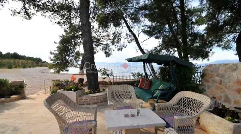 Brač-sziget, mediterrán tengerparti nyaraló eladó – 3