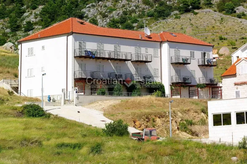 Island Brač, house with 20 apartments – 2