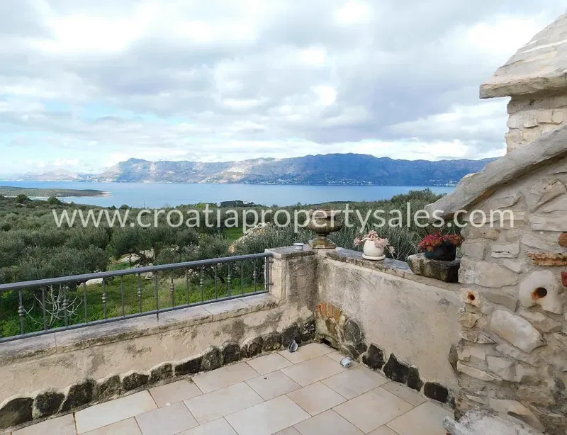 Brac, old stone house for sale, 550.000 € – 3