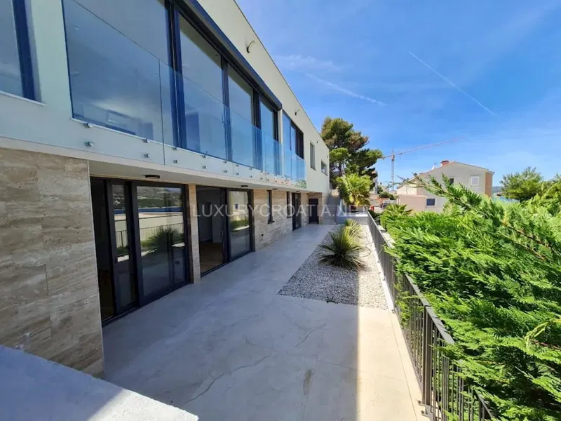 Villa moderna spettacolare in prima linea sul mare in vendita – Trogir, Croazia – 2