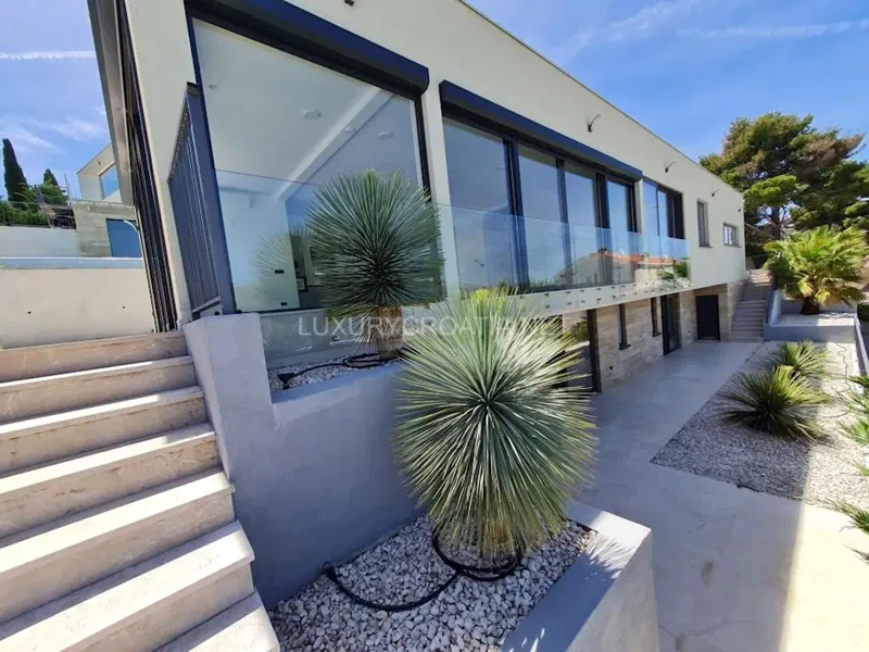 Villa moderna spettacolare in prima linea sul mare in vendita – Trogir, Croazia – 3