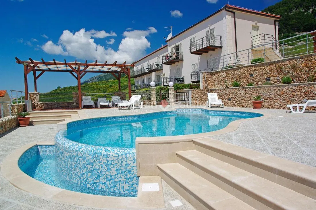 Otok Brač - poslovni prostor s 20 apartmana na prodaju