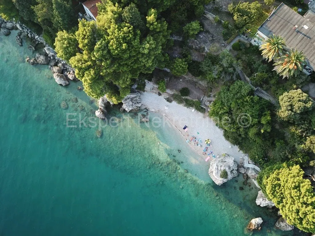 Podaca,građ.zemljište 3235 m2,turistička namjena T1,PRVI RED DO MORA!!