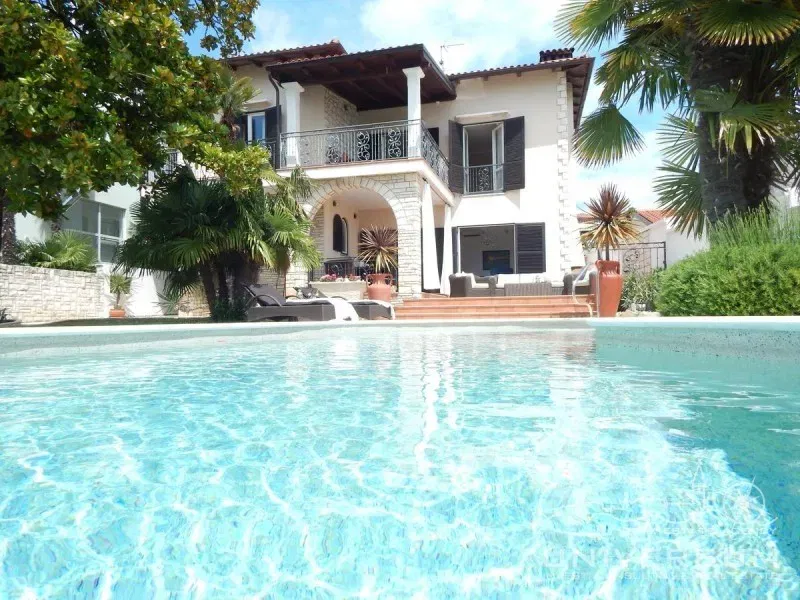 Villa a Umago, prima fila al mare – 2
