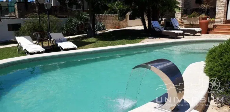 Villa a Umago, prima fila al mare – 3