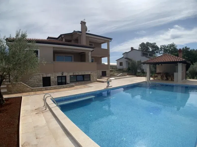 Spacious house with swimming pool and 3 APP in Novigrad – 2