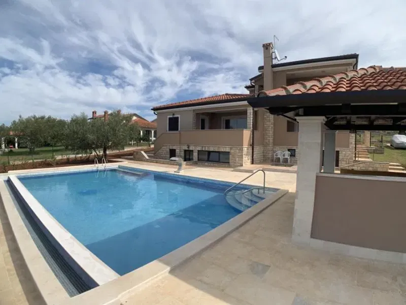 Spacious house with swimming pool and 3 APP in Novigrad – 3
