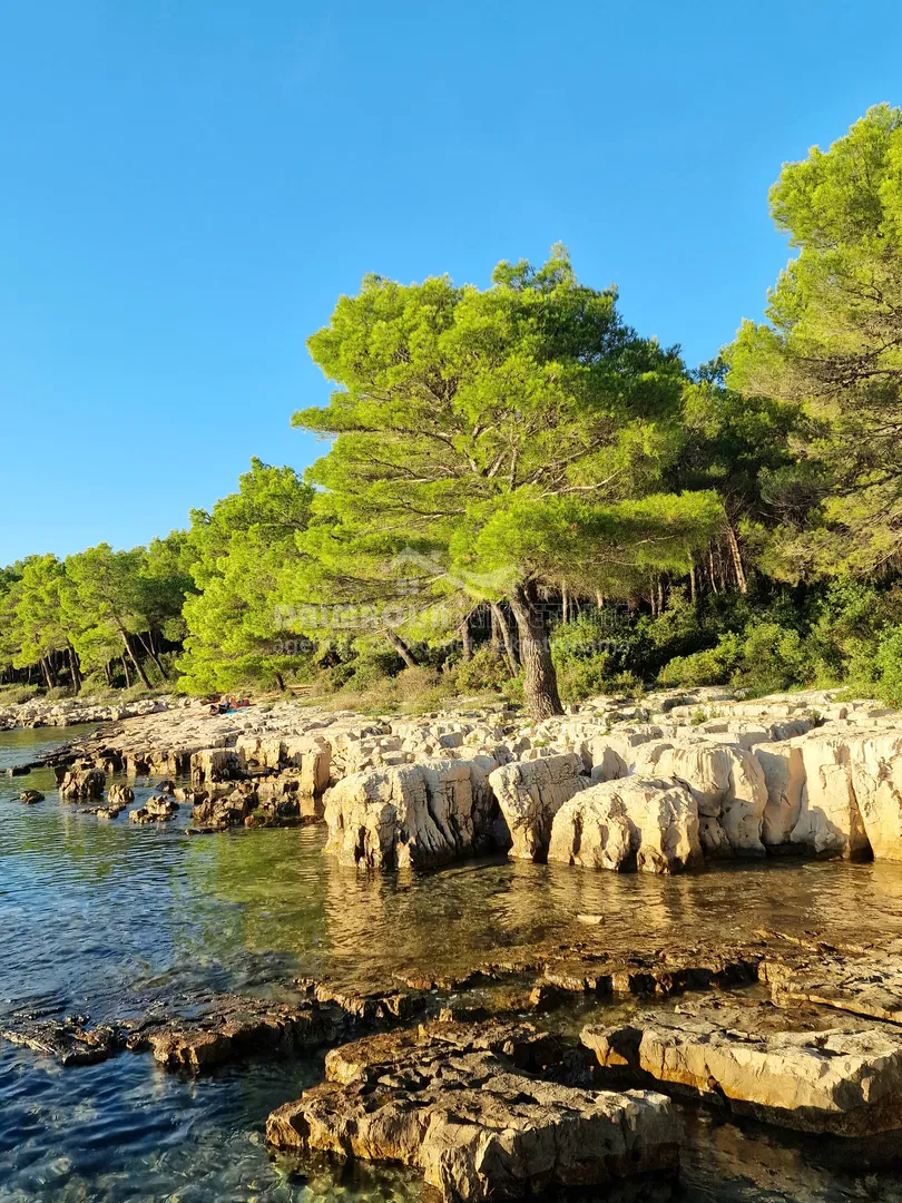 Biograd n/m, Pakoštane, građevinsko zemljište s građevinskom u postupku