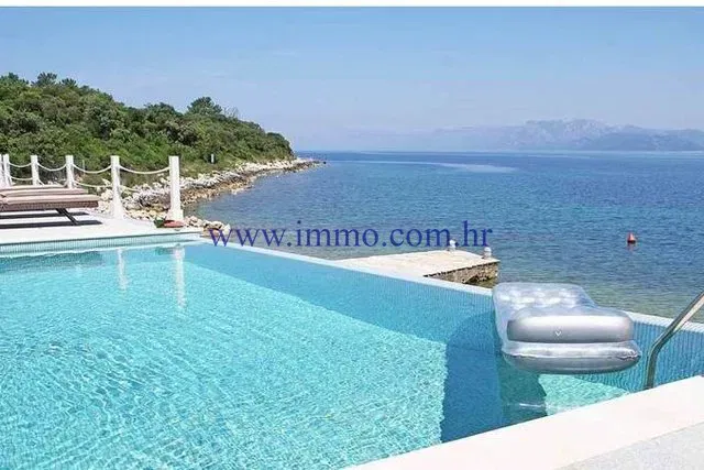 STUNNING VILLA ON THE SEAFRONT – 2