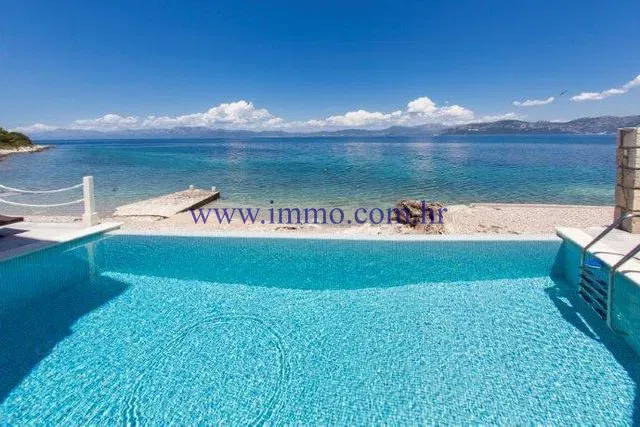 STUNNING VILLA ON THE SEAFRONT – 3