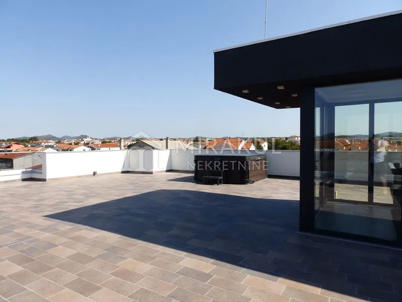 Nekretnine Vodice, Luksuzan Penthouse, Krovna terasa sa Jacuzzijem – 2