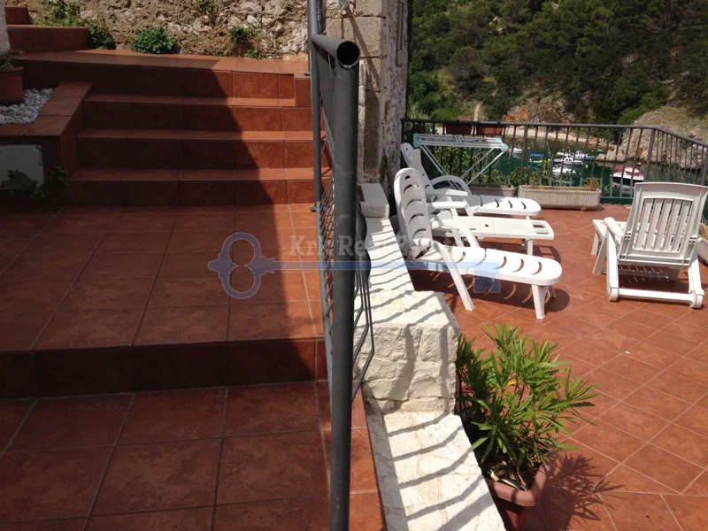 KRK-VRBNIK-SAMOSTOJNA KAMNITA HIŠA NA EDINSTVENI LOKACIJI NAD MORJEM – 2