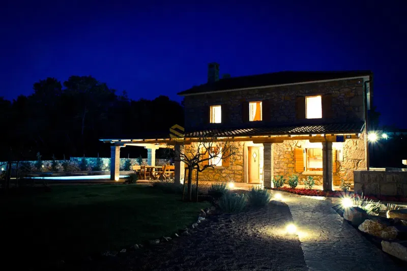 L'isola di Krk, splendidamente decorate vecchia casa di pietra con un ampio giardino e piscina! – 2