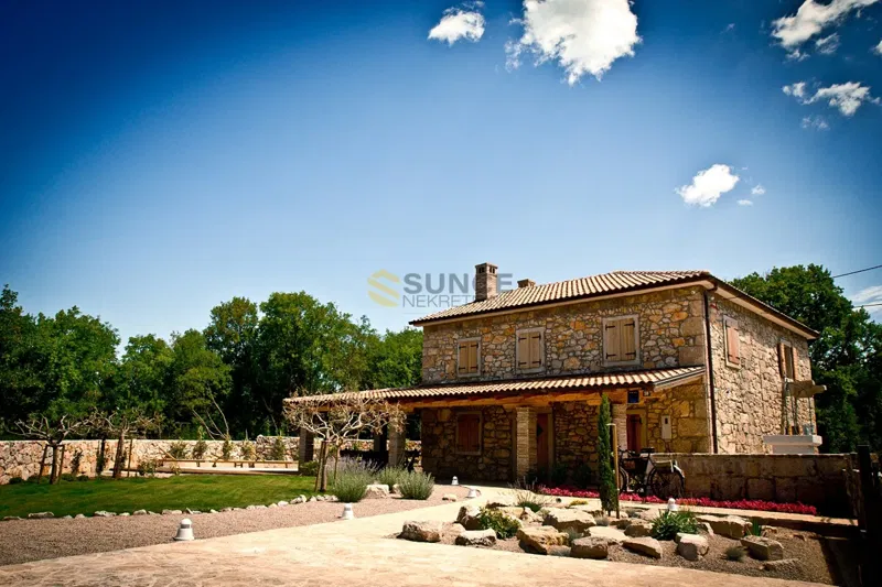 L'isola di Krk, splendidamente decorate vecchia casa di pietra con un ampio giardino e piscina! – 3