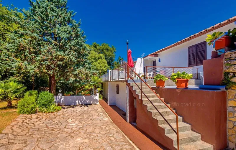 Zona di Dobrinja, casa vacanze semi-indipendente con 4 appartamenti, in vendita !! – 2