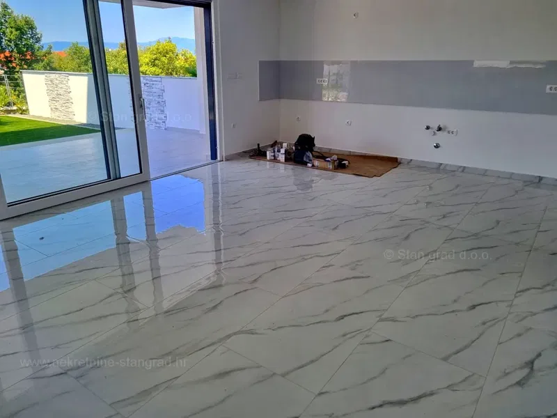 Malinska, nuova costruzione, 2 appartamenti al piano terra e al 1° piano con giardino – 3