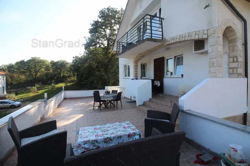 Vrbnik környéki, 4 apartmanos ház, nagy kerttel – 2