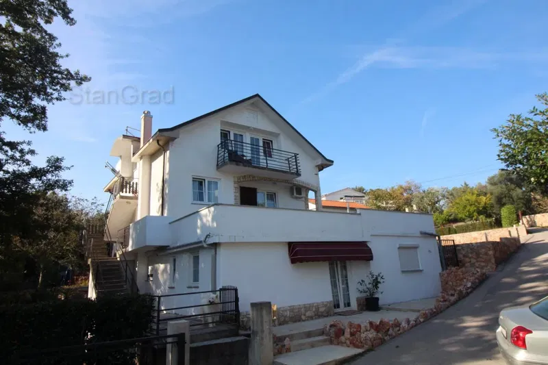 Vrbnik környéki, 4 apartmanos ház, nagy kerttel – 3