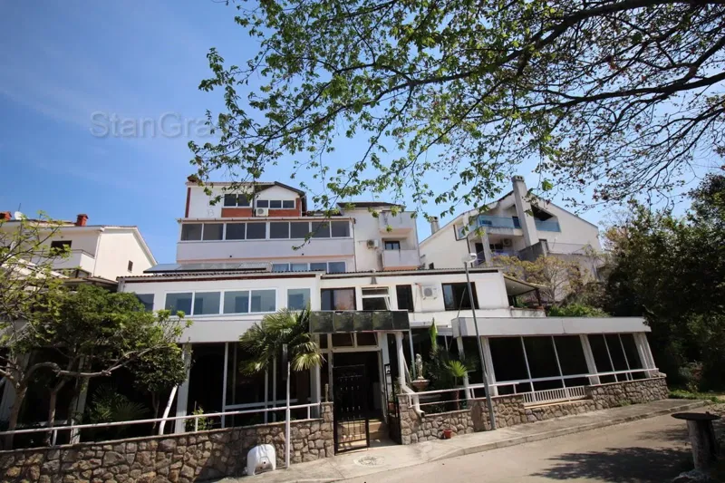Business property with 7 apartments and restaurant in the center of Malinska – 2