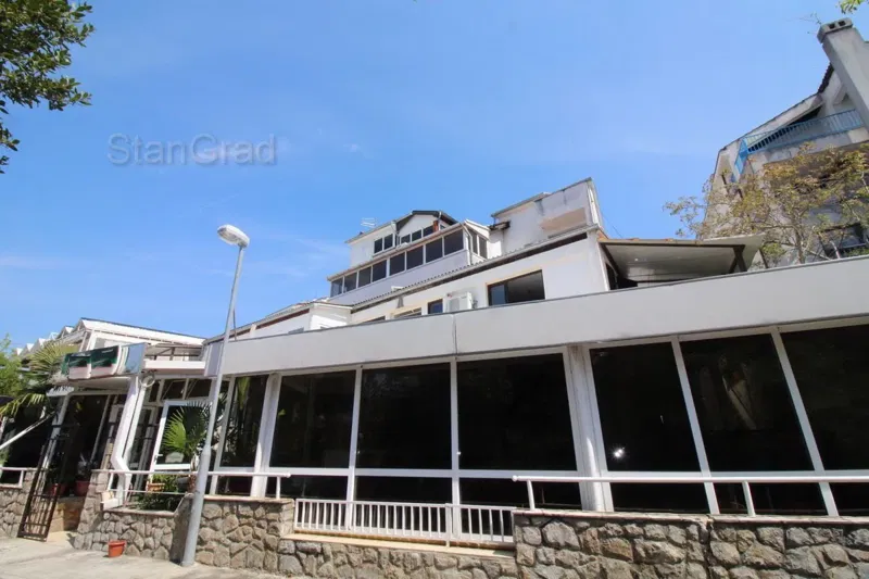 Business property with 7 apartments and restaurant in the center of Malinska – 3
