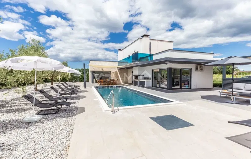 Villa con piscina a 9 km dal mare – 2