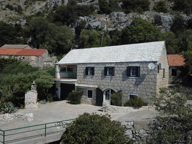 Ein charmantes Steinhaus zum Verkauf in Dalmatien in der Nähe von Omiš