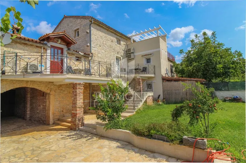 Porec, Palazzina in pietra non lontano dalla città – 2