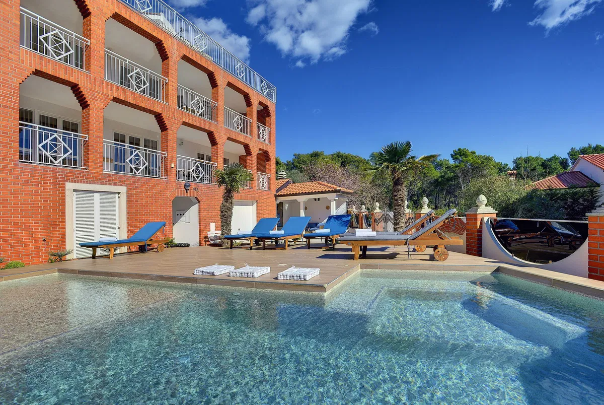 PU-479 Appartmenthaus mit Meerblick und Pool – Vermietobjekt mit 4 Ferienwohnungen – nur ca. 200 m vom Meer