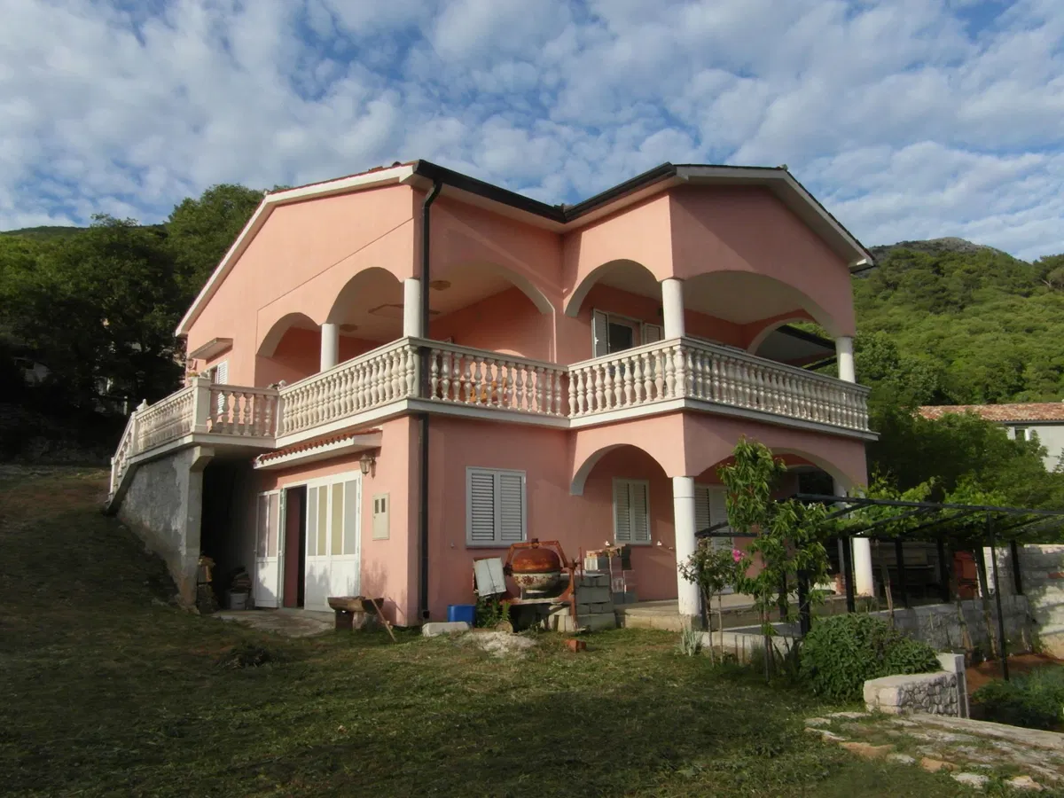 O-493 freistehendes Haus nur ca. 100 m vom Meer mit Blick auf einen Hafen
