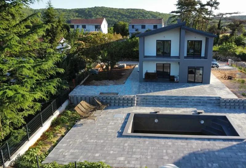 Vrbnik, isola di Krk, dinamica casa indipendente con piscina e ampio giardino, vista, vendita – 2