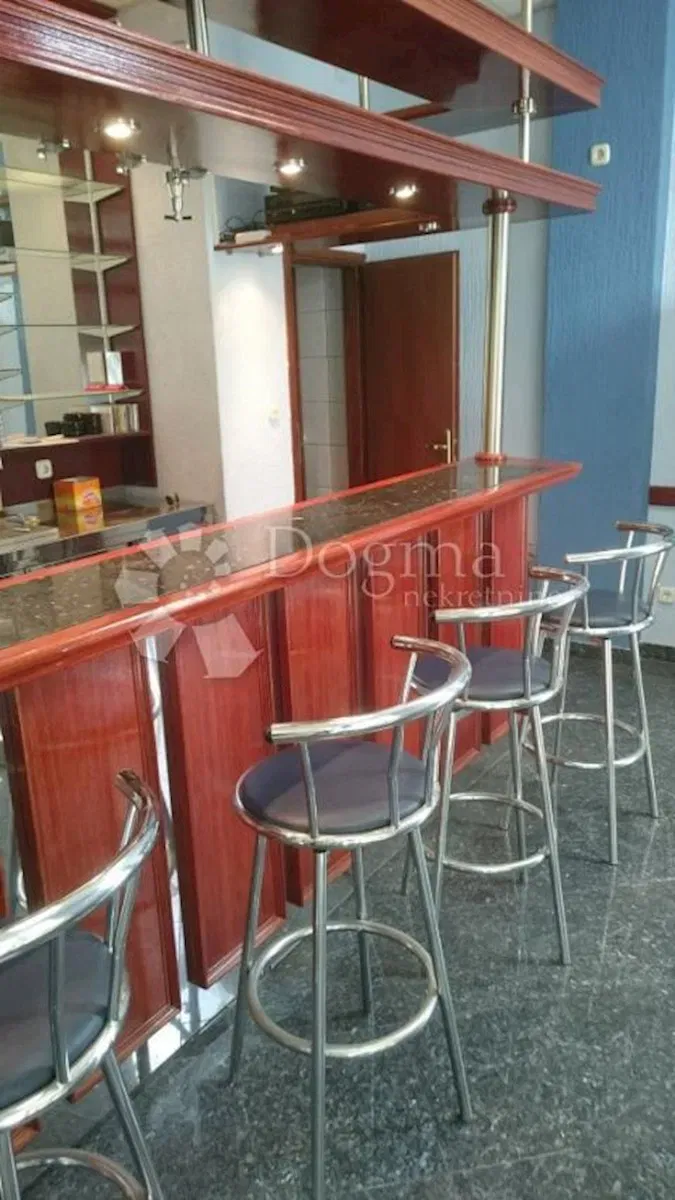 Senj, kafić i roh bau poslovi prostor