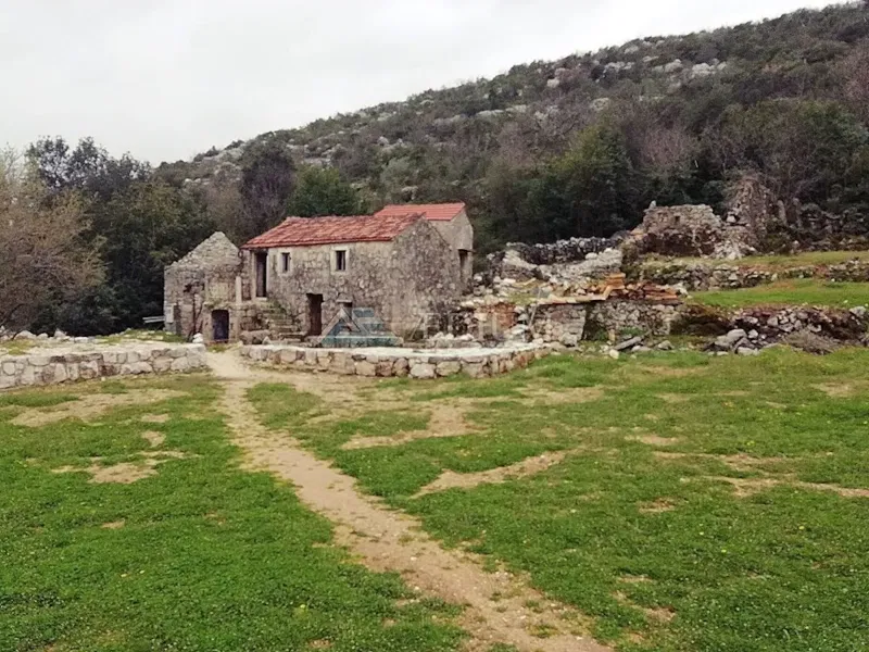 KAMENA KUĆA ZA OBNOVU U TOČIONIKU