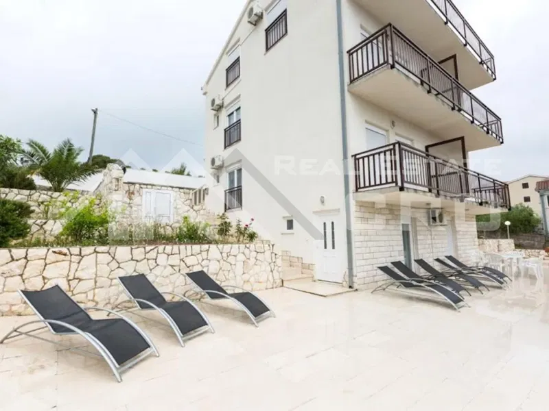 Ingatlanok Čiovo - Nagy apartmanvilla csendes környezetben, tengerre néző kilátással, eladó – 2
