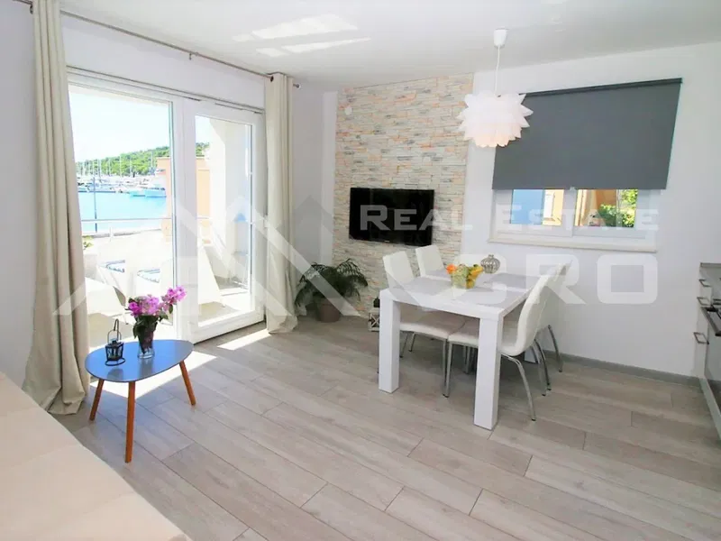 Rogoznica ingatlanok - Tágas apartmanház, kiváló elhelyezkedéssel, közvetlenül a tengerparton, eladó – 3