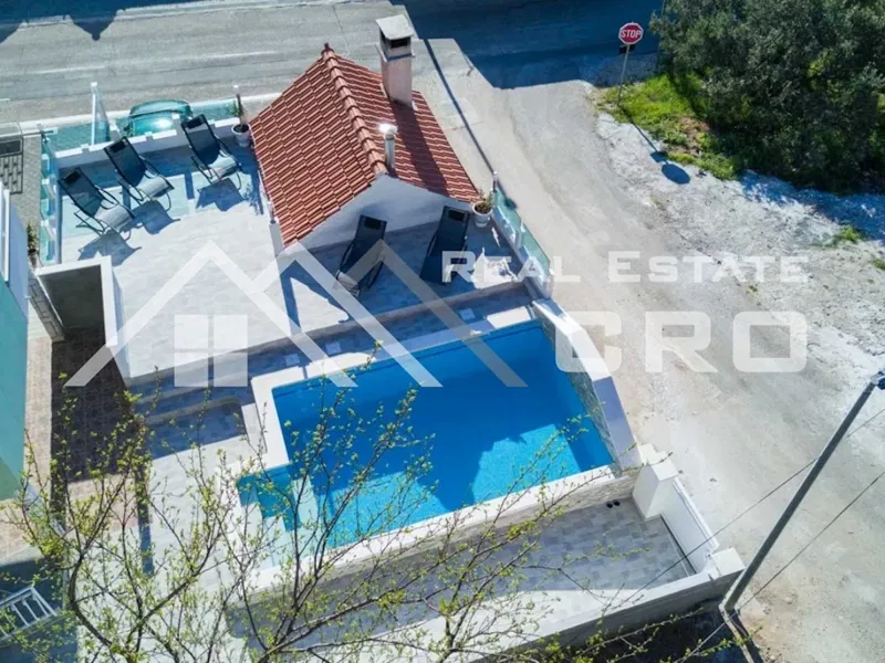 Nieruchomości Čiovo - Kompletnie umeblowany dom apartamentowy z basenem, blisko morza i pięknej plaży, na sprzedaż – 3